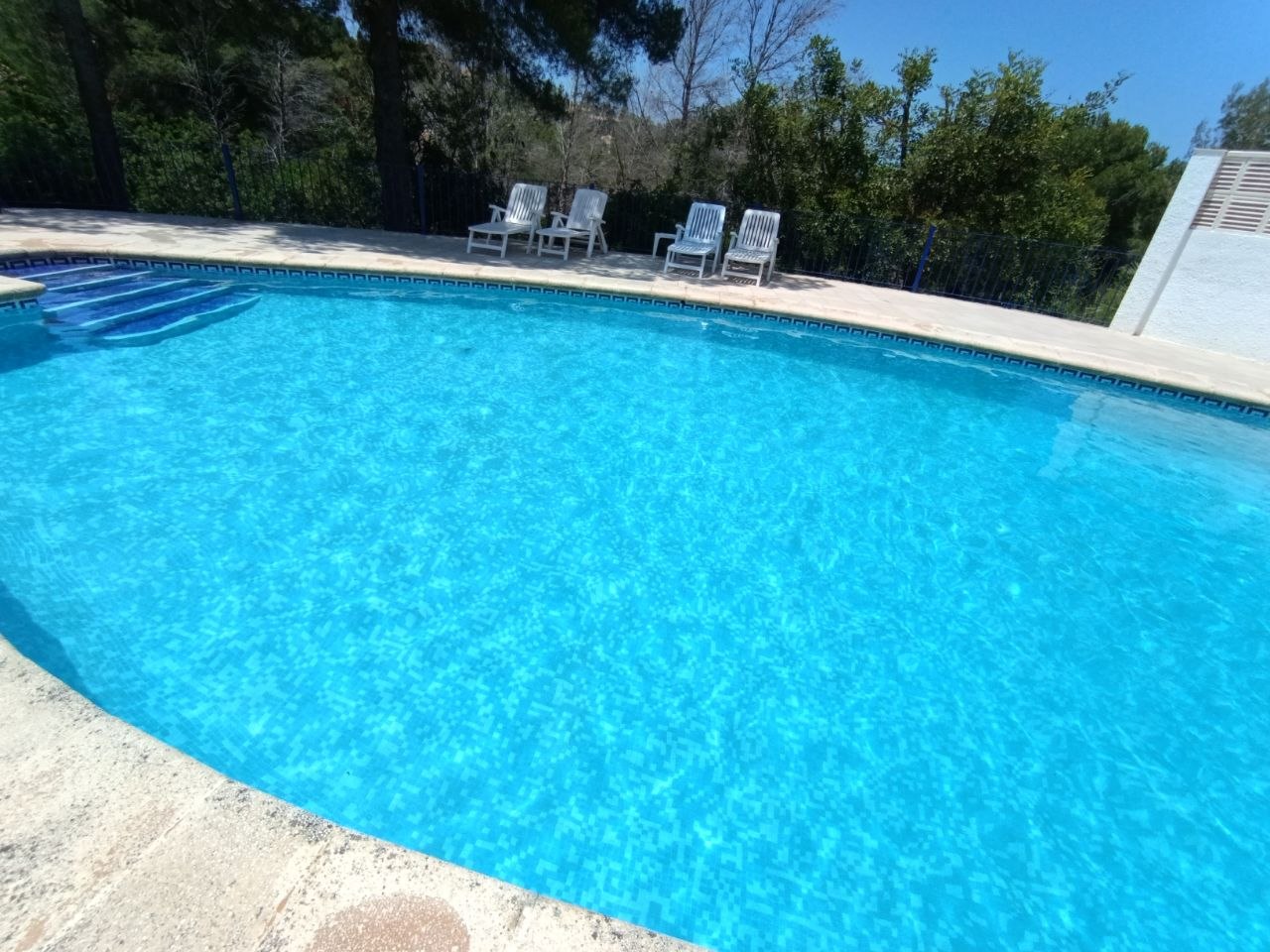 Piscina comunitaria mantenida por Michel